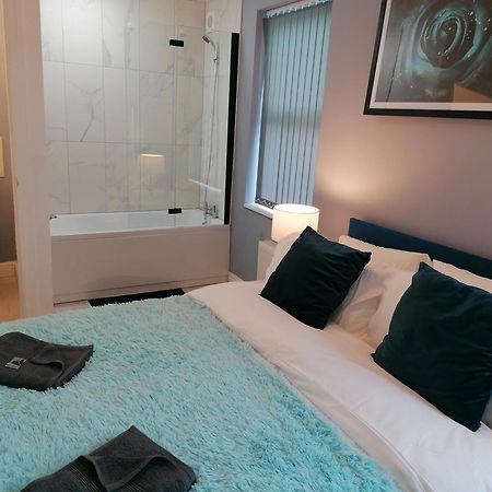 Blok 3 -Jacuzzi Suites, Apartment & Ensuite Rooms Blackpool Esterno foto